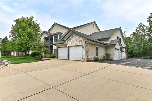 10216 W Deerwood Ln, Franklin, WI, 53132-8124 | Card Image