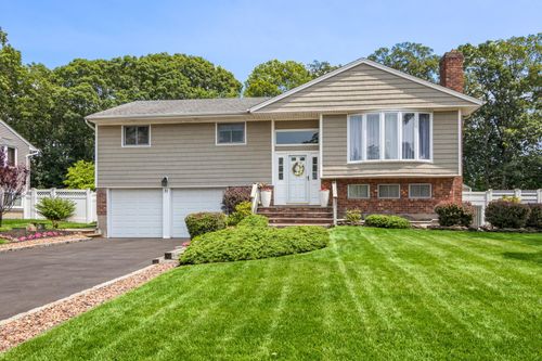 31 Sterling Ln, Smithtown, NY, 11787-4738 | Card Image