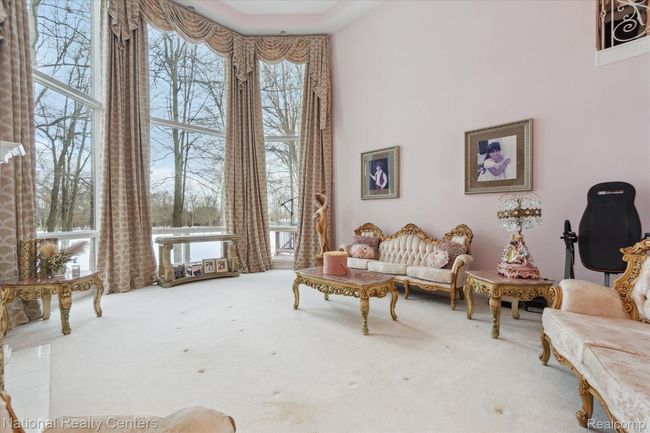 Large windows for natural light | Image 7