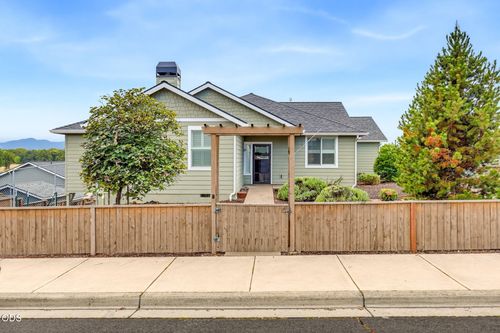 417 Echo Way, Eagle Point, OR, 97524-8634 | Card Image
