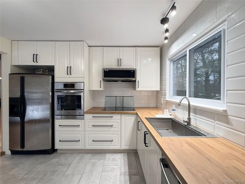 15 Norfolk Ct, Rock Hill, NY, 12775-6111 | Card Image