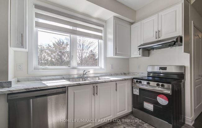 28 Yvonne Dr, House attached with 3 bedrooms, 4 bathrooms and 1 parking in Brampton ON | Image 12