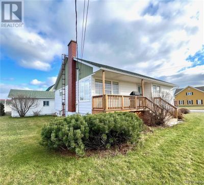 81 Rue De L'école, House other with 2 bedrooms, 1 bathrooms and null parking in Lamèque NB | Image 2