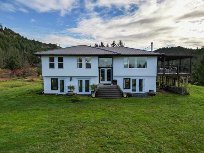300 Wood Dale Drive, House other with 3 bedrooms, 3 bathrooms and null parking in Mayne Island BC | Image 2