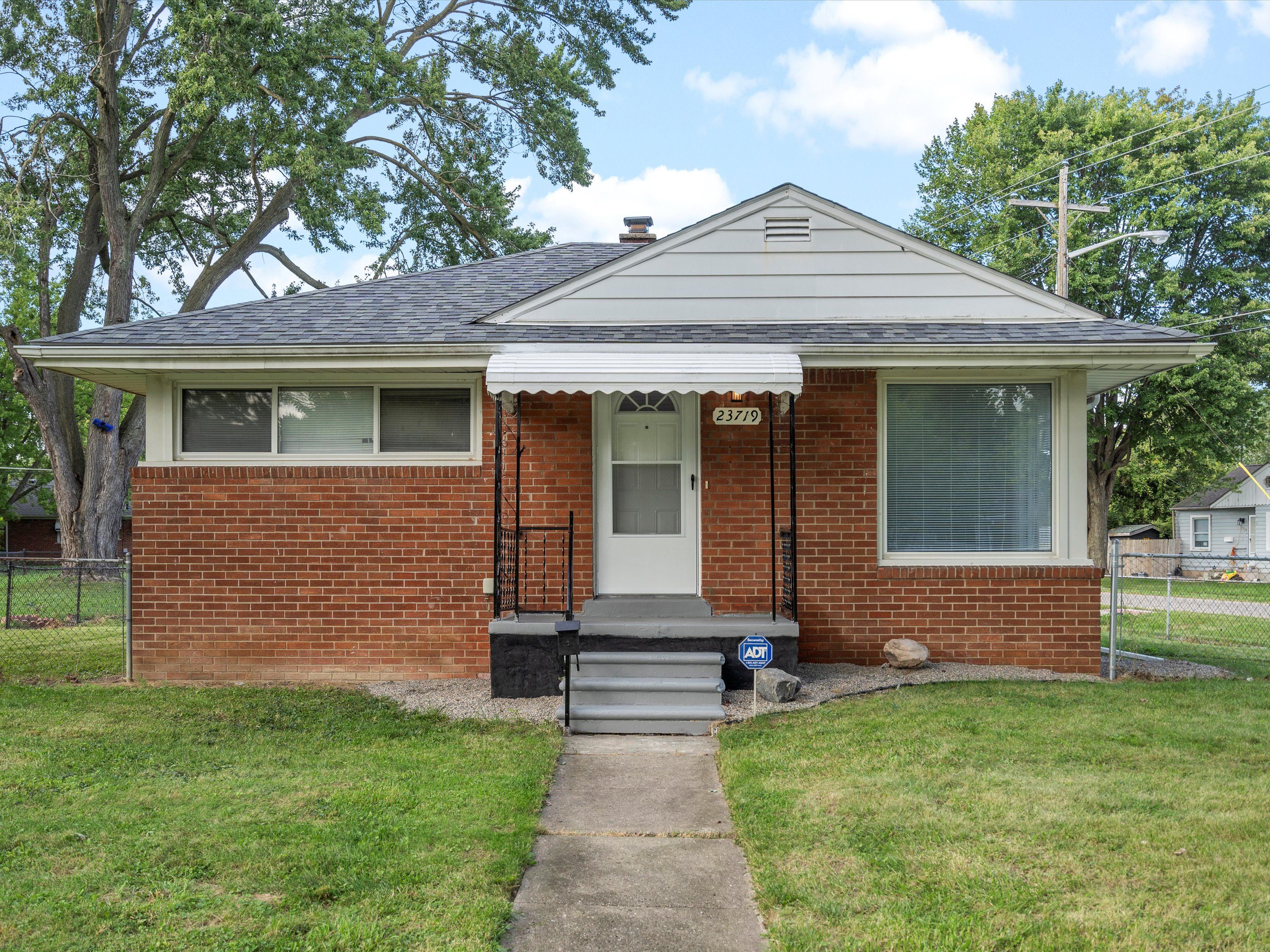 Carlington St, Clinton Township, MI 48036
