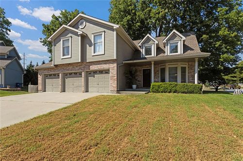 900 White Oak Ln, Liberty, MO, 64068-7409 | Card Image