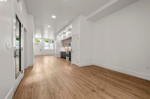 110-1545 32nd St, Oakland, CA, 94608-4382 | Card Image