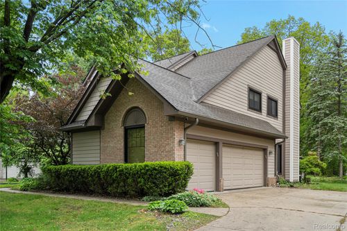 2640 Water Oaks, Orchard Lake, MI, 48324-2479 | Card Image