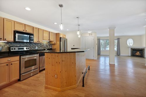 10-10 Westchester Dr, Haverhill, MA, 01830-2280 | Card Image