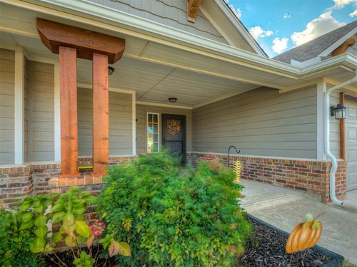 686 Sw 12th St, Moore, OK, 73160-2765 | Card Image