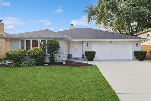 5811 Longview Dr, Countryside, IL, 60525-3555 | Card Image