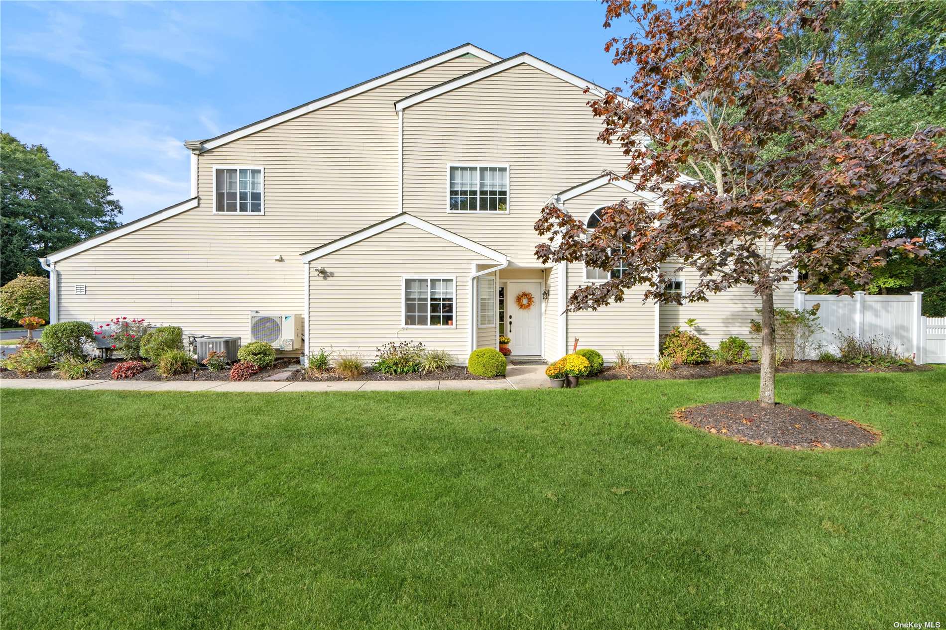 Farm House Ct, Manorville, NY 11949
