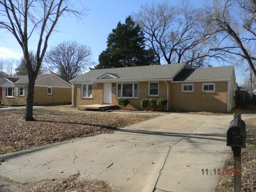 215 Sunset Ave, Haysville, KS, 67060-1519 | Card Image