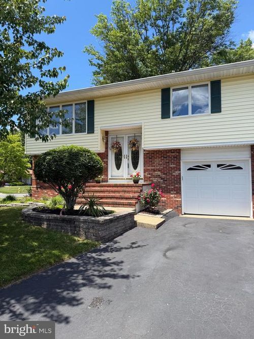 8 Quaint Ln, Hamilton, NJ, 08690-2222 | Card Image