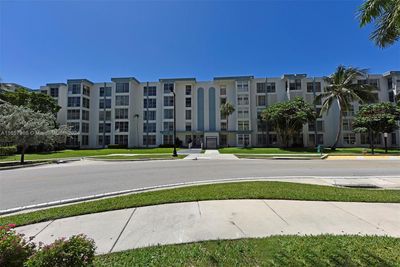 118 - 17560 Atlantic Blvd, Condo with 2 bedrooms, 1 bathrooms and null parking in Sunny Isles Beach FL | Image 2