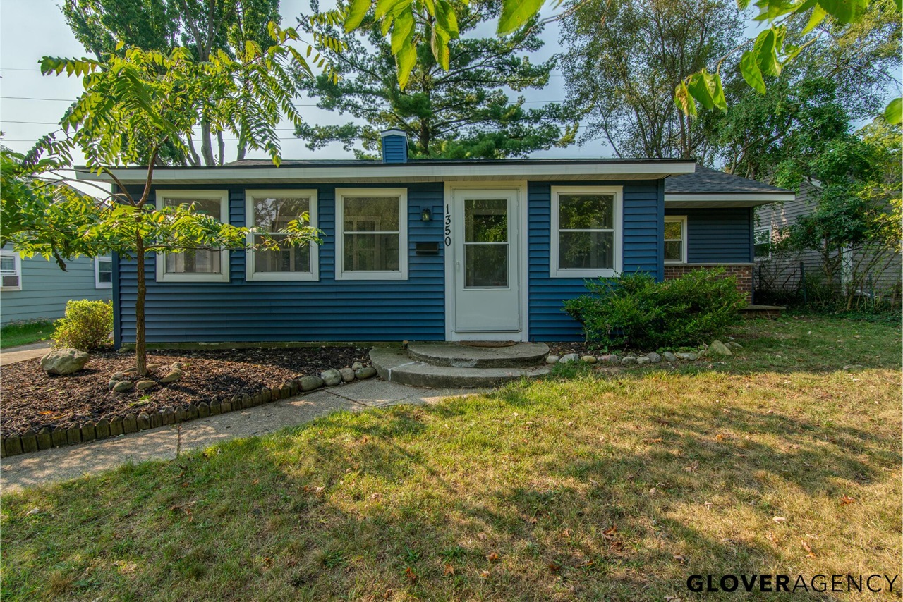 Hollywood St, Grand Rapids, MI 49505