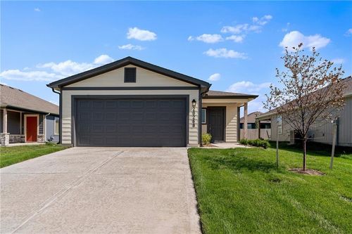 426 Rock Creek Dr, Tonganoxie, KS, 66086 | Card Image