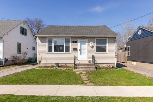 42 Douglas St, Fort Erie, ON, L2A3W5 | Card Image