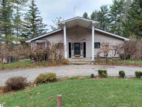 5043 Queens Way, Gladwin, MI, 48624-8219 | Card Image