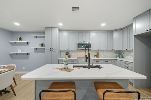 121 Andorra Dr, Universal City, TX, 78148-3301 | Card Image