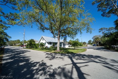 3986 Bennett Ln, BONITA SPRINGS, FL, 34134-4123 | Card Image