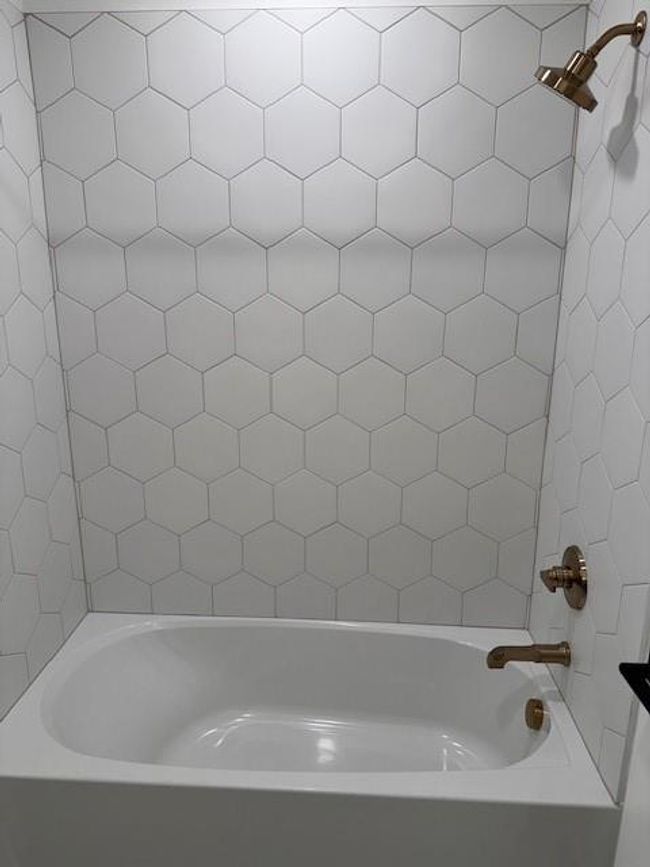 Bathroom with bathtub / shower combination | Image 32