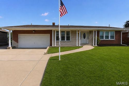 2708 Angela Dr, Granite City, IL, 62040-2940 | Card Image