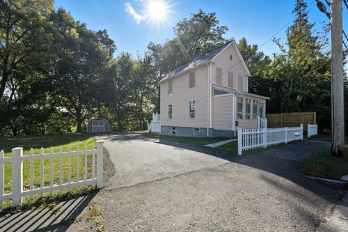 934 Main St, Holyoke, MA, 01040-7401 | Card Image