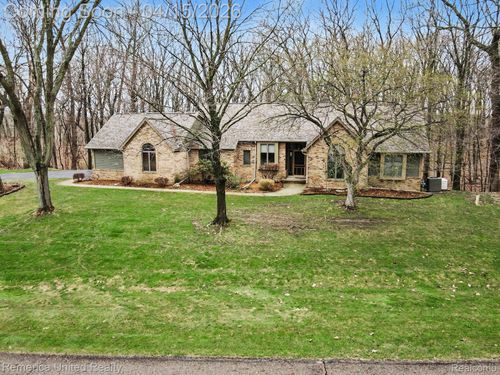 5440 Glenway Dr, Brighton, MI, 48116-7727 | Card Image