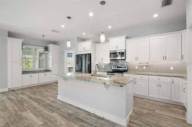 Kitchen and dinette, note the buffet built in | Image 12