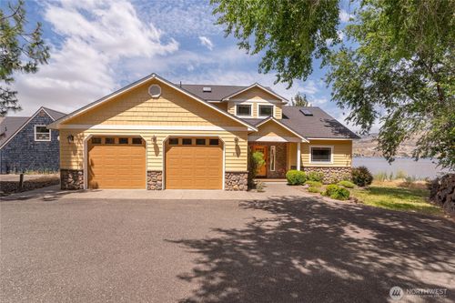 915 S Lakeshore Rd, Chelan, WA, 98816-9325 | Card Image