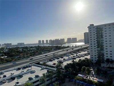 1110 - 19370 Collins Ave., Condo with 1 bedrooms, 1 bathrooms and null parking in Sunny Isles Beach FL | Image 3