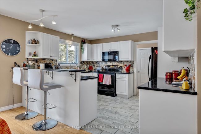 18 E Beehive Dr, House other with 3 bedrooms, 2 bathrooms and 10 parking in Bobcaygeon ON | Image 14