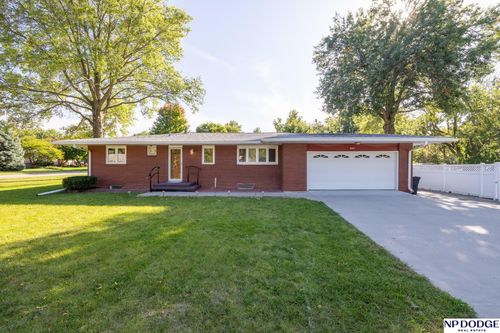 8011 N Hazelwood Dr, Lincoln, NE, 68510-2521 | Card Image