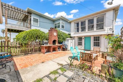 ADORABLE courtyard shared between both units - Unit 1 shown | Image 2