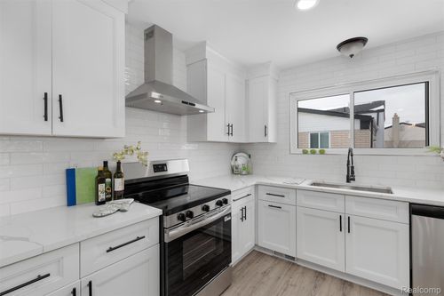 39122 Roland Dr, Sterling Heights, MI, 48310-2767 | Card Image