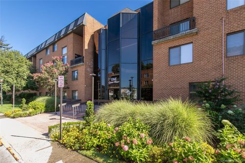 1 Ipswich Ave, Great Neck, NY, 11021-3206 | Card Image