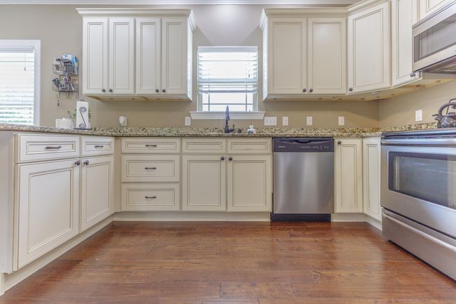Cabinets are plentiful | Image 14