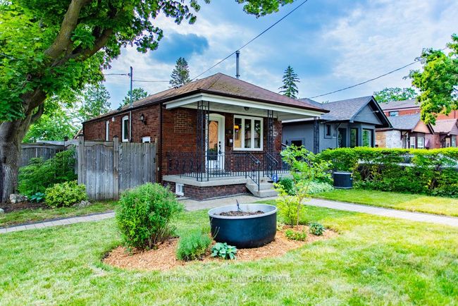 38 Montcalm Ave, House other with 2 bedrooms, 2 bathrooms and 4 parking in York ON | Image 1