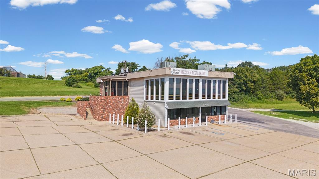 1909 N Service Rd E, Saint Clair, MO 63077