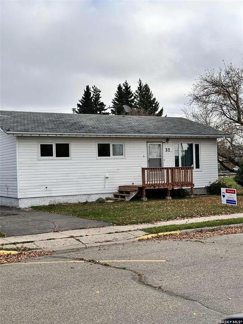 32 1 Ave Ne, Preeceville, SK, S0A3B0 | Card Image