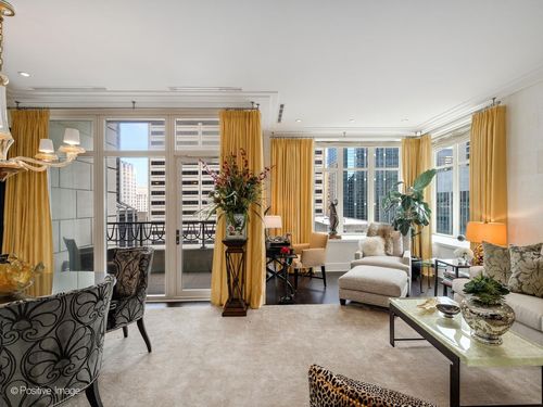 16b-118 E Erie Street, Chicago, IL, 60611 | Card Image