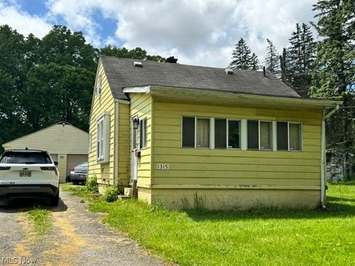 1315 Crumrine St, Youngstown, OH, 44505-1828 | Card Image