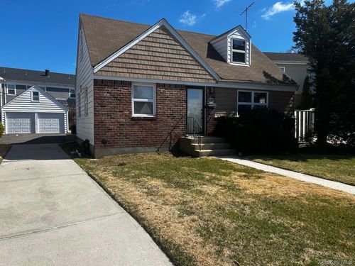 551 Emerson St, Uniondale, NY, 11553-2303 | Card Image