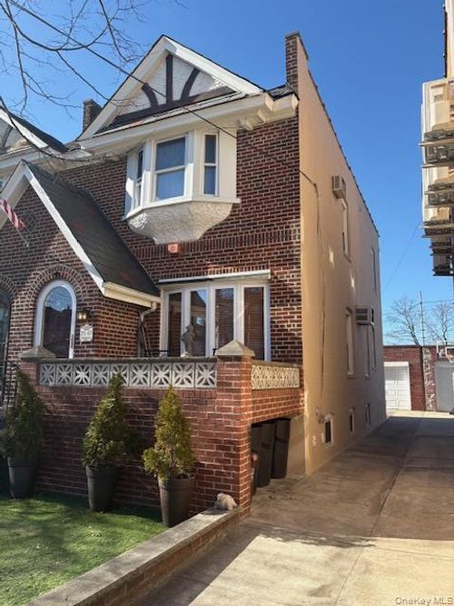 7547 Furmanville Ave, Middle Village, NY, 11379-2221 | Card Image