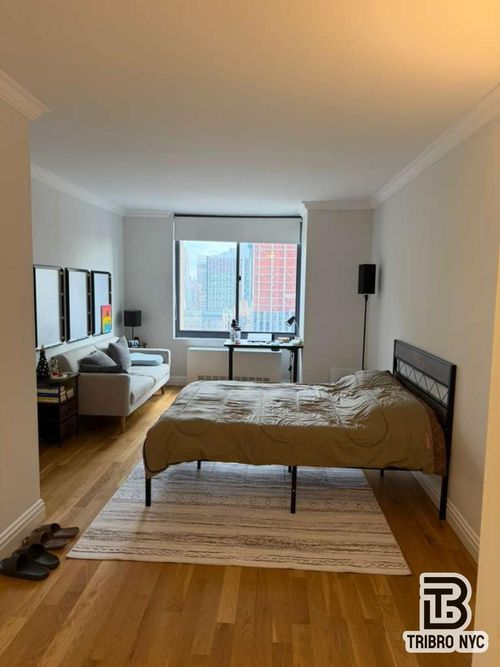 3h-235 W 48th St, New York, NY, 10036-1404 | Card Image