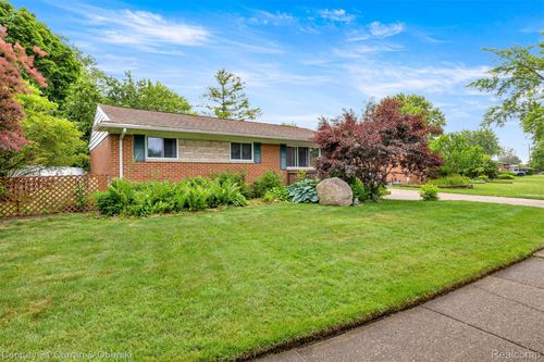35740 Marrocco St, Clinton Township, MI, 48035-2658 | Card Image