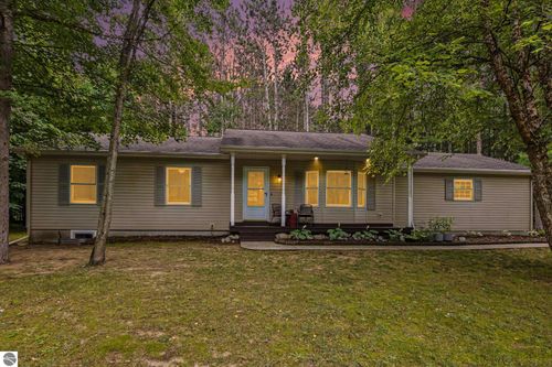 9307 Evergreen Dr, Traverse City, MI, 49684-7822 | Card Image