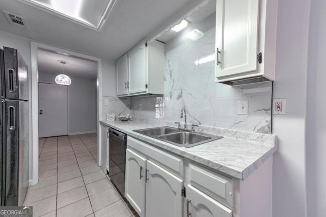 748 Garden View Dr, Condo with 3 bedrooms, 3 bathrooms and 2 parking in Stone Mountain GA | Image 4