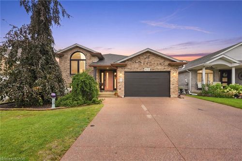 8115 Beaver Glen Dr, Niagara Falls, ON, L2H3K5 | Card Image